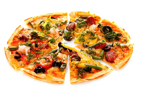 pizza de camarones en rodajas, verduras, queso, arco, eneldo, tomate, aceitunas, salchicha, pimiento, vainas, cebolla, cocina italiana, pizza, Fondo de pantalla HD HD wallpaper