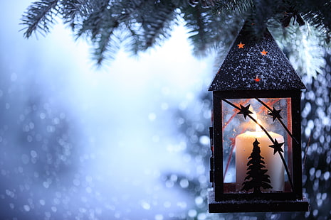 lanterne à bougie en métal noir, hiver, neige, flocons de neige, bougie, épinette, branche, lampe de poche, lanterne, arbre, bougeoir, Fond d'écran HD HD wallpaper