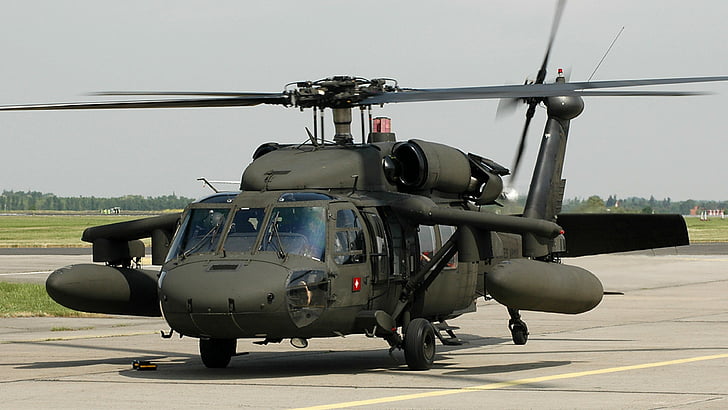 着陸エリアのグレーと黒のヘリコプター、シコルスキー、UH-60、ブラックホーク、ユーティリティヘリコプター、アメリカ海軍、アメリカ陸軍、滑走路、 HDデスクトップの壁紙