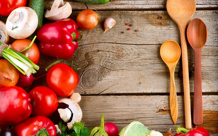 comida, superficie de madera, cuchara, tomates, champiñones, pimientos, cebollas, Fondo de pantalla HD