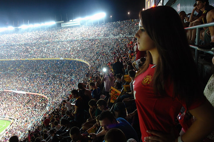 camicia rossa da donna, donna in maglia rossa camicia in piedi sul campo di calcio, sport, calcio, Manchester United, Camp Nou, stadio, brunetta, donne, tifosi, Sfondo HD