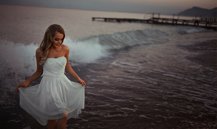 여성 모델 금발 드레스 벌거 벗은 어깨 연기가 자욱한 눈 바다 해변 파도 부두 일몰 웃는 이반 고로 코프, HD 배경 화면
