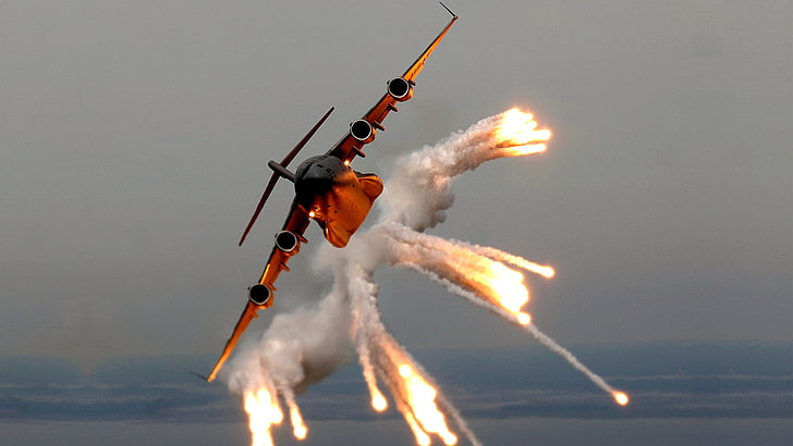 Caza a reacción naranja y negro, bengalas, aviones, Boeing C-17 Globemaster III, Fondo de pantalla HD