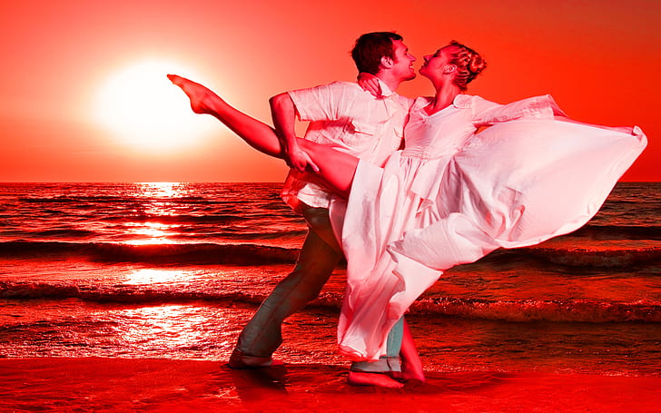 Красива млада двойка танцува танго на плажа при залез слънце, HD тапет