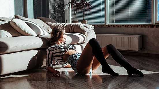 ragazza, luce, posa, divano, piedi, pantaloncini, ginocchio, sul pavimento, Ruslan Kid, Sfondo HD HD wallpaper