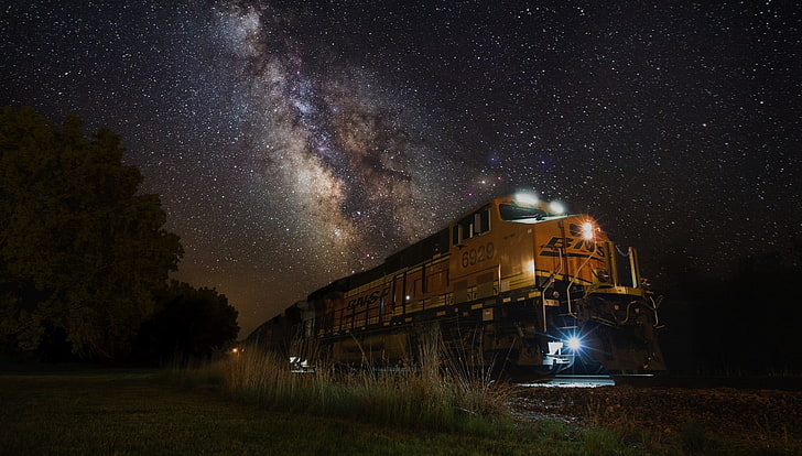 kereta kuning, kereta api, malam, lampu, Bima Sakti, lansekap, alam, galaksi, kereta api, bintang, rumput, semak, pemaparan panjang, mesin, teknologi, South Dakota, Wallpaper HD