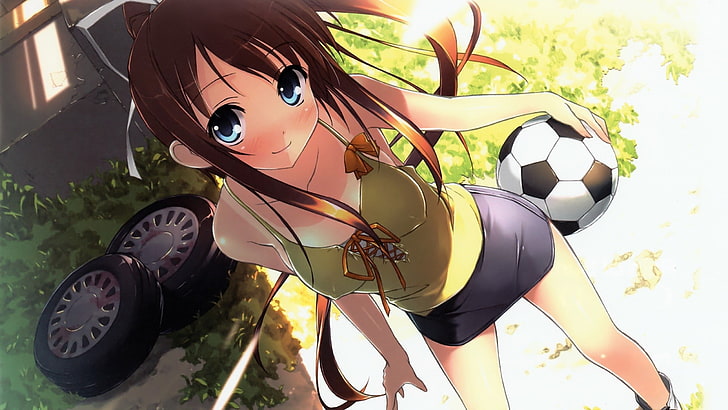 девушка в жёлтом камзоле, цифровые обои от Kantoku, аниме, аниме, Natsu no Ame, футбольный мяч, Tanlines, юбка, улыбка, голубые глаза, брюнетка, HD обои
