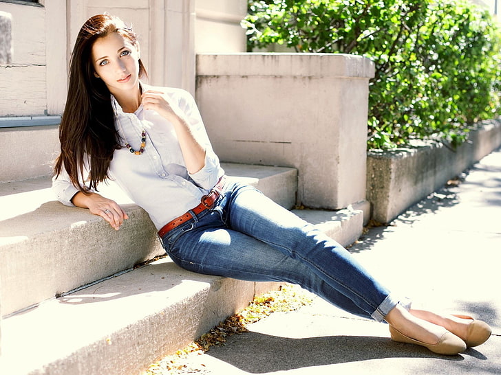 Chemise de ville blanche pour femmes, Emily Rudd, jeans skinny, Fond d'écran HD