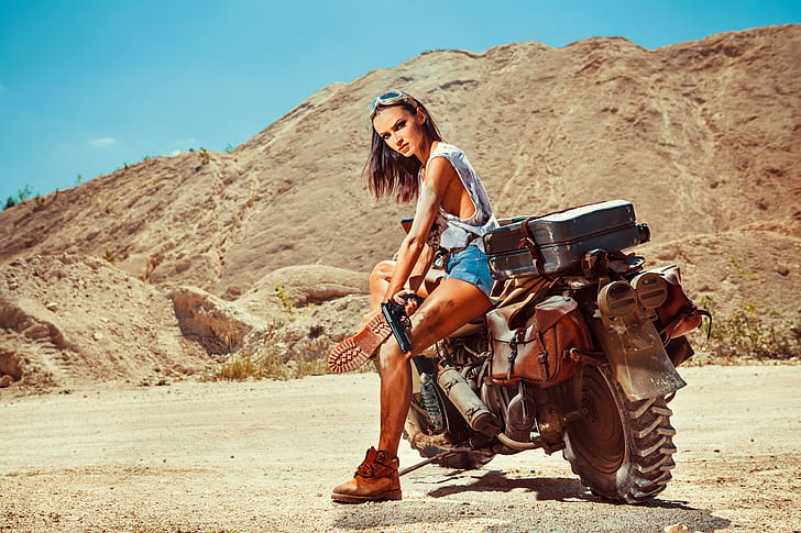 バイクに乗る人、銃を持つ女の子、女性、モデル、オートバイ、汚れ、車両、バイクを持つ女性、 HDデスクトップの壁紙