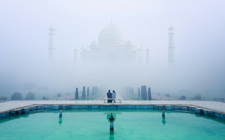 Mezquita de hormigón blanco, paisaje, naturaleza, niebla, Taj Mahal, jardín, India, templo, estanque, pareja, banco, agua, calma, reflexión, arquitectura, Fondo de pantalla HD