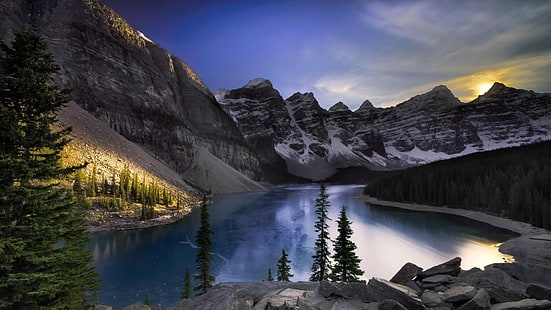 zielona sosna, natura, krajobraz, góry, Kanada, Alberta, śnieg, zima, drzewa, las, woda, jezioro, słońce, chmury, sosny, skała, lód, wzgórza, odbicie, zamarznięte jezioro, Tapety HD HD wallpaper