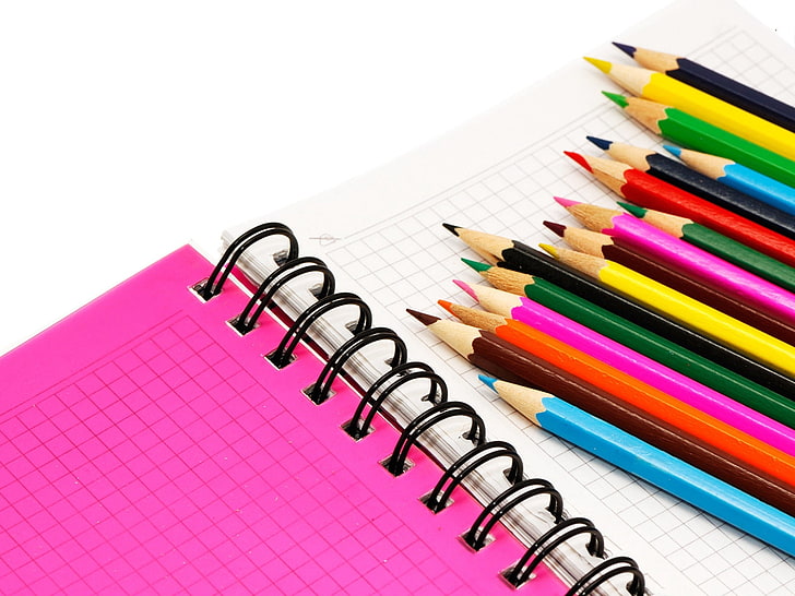 مجموعة أقلام ملونة خشبية ، أقلام ملونة ، قلم رصاص ، إيجابي ، دفتر ملاحظات ، صورة، خلفية HD