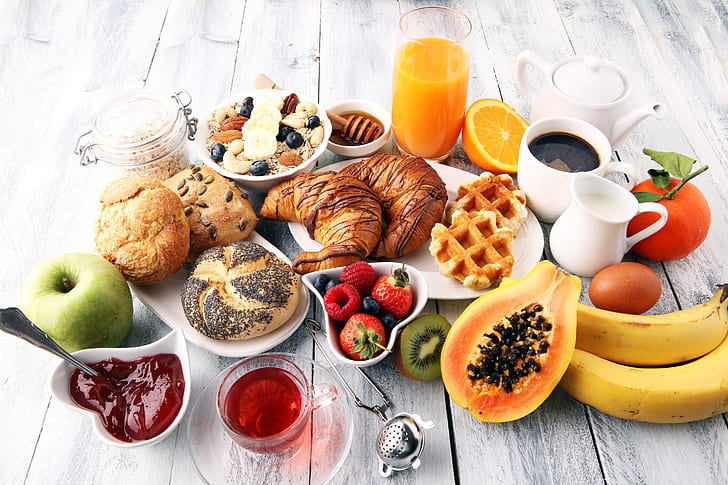żywność, śniadanie, owoce, kawa, herbata, pomarańcza (owoce), powierzchnia drewniana, jabłka, banany, kiwi (owoce), miód, jajka, gofry, rogaliki, dżem, płatki owsiane, orzechy, truskawki, maliny, borówki, Tapety HD