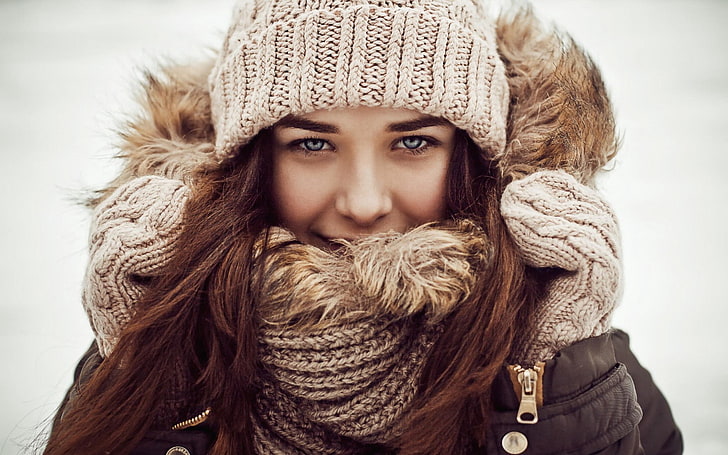 women's brown cable knit scarf, girl, scarf, hat, winter, brunette, HD wallpaper