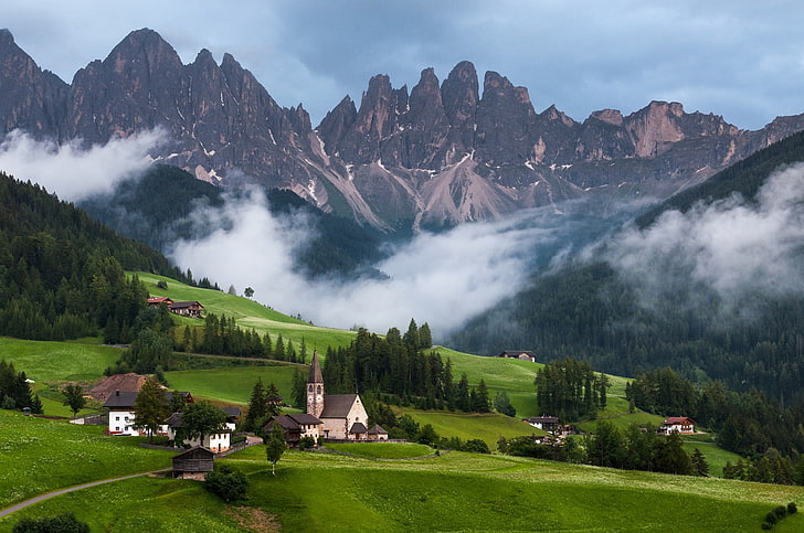 yeşil ağaçlar kaplı dağlar, doğa, manzara, dağlar, bulutlar, ağaçlar, İtalya, Dolomites (dağlar), sis, orman, kilise, tepeler, ev, alan, HD masaüstü duvar kağıdı