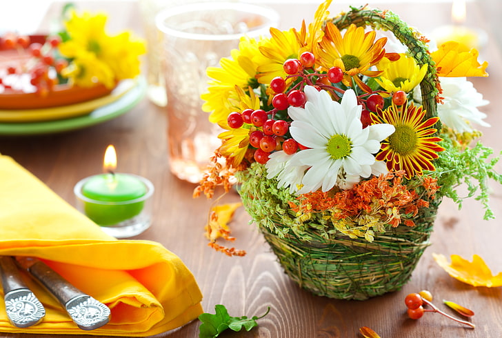 زهور صناعية متنوعة الألوان ، أوراق شجر ، أزهار ، توت ، طاولة ، نار ، شمعة ، باقة ، روان ، منديل ، أدوات مائدة، خلفية HD
