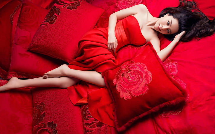 Fan Bingbing, wanita, berambut cokelat, Asia, merah, gaun merah, di tempat tidur, rambut panjang, berbaring, bertelanjang kaki, bahu telanjang, Wallpaper HD