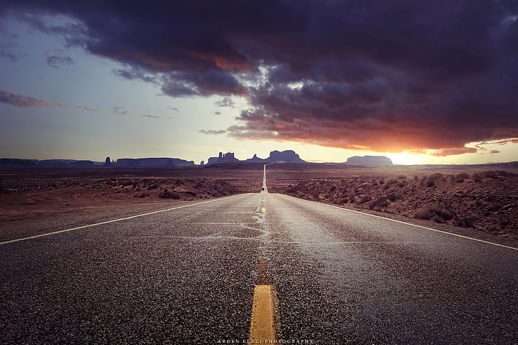 carretera de asfalto gris, carretera, paisaje, puesta de sol, montañas, avenida de monumenal, Fondo de pantalla HD