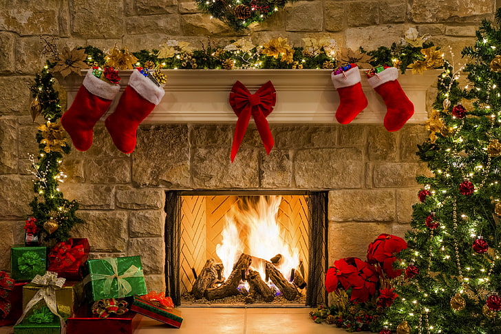 갈색 콘크리트 벽난로 벽난로, 장식, 조명, 나무, 불, 휴일, 벽난로, 새해 복 많이 받으세요, 상자, 선물, 메리 크리스마스, 선물, 장식, 상자, HD 배경 화면