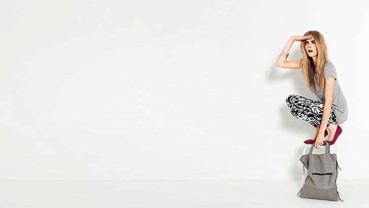 Das graue T-Shirt der Frauen, Cara Delevingne, Modell, einfacher Hintergrund, weißer Hintergrund, Frauen, Blondine, langes Haar, HD-Hintergrundbild