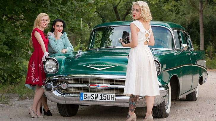 женщины, платье, волосы, автомобиль, событие, выпускной вечер, старый автомобиль, красный, синий, белый, блондинка, брюнетка, 1957 Chevrolet, винтаж, дорога, HD обои