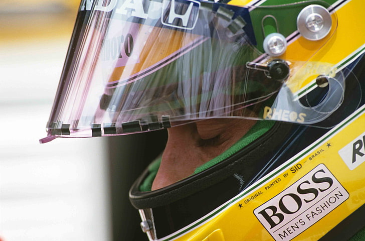 желтый, черный и зеленый шлем, Айртон Сенна, Формула 1, спорт, закрытые глаза, мужчины, шлем, HD обои