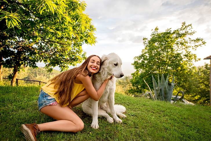 greens, summer, grass, girl, the sun, trees, nature, pose, smile, shorts, dog, makeup, Mike, hairstyle, white, brown hair, Retriever, HD wallpaper