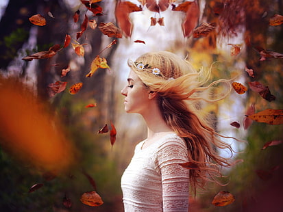 Русо момиче през есента, листата летят, вятър, блондинка, момиче, есен, листа, летене, вятър, HD тапет HD wallpaper