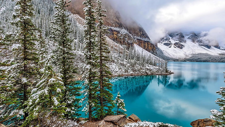 paysage de mont, eau bleue, eau claire, pin, Alberta, canada, lac de cratère, ciel, brumeux, parc national, parc national de banff, gel, montagne, reflet, neige, arbre, hiver, lac, forêt de pins, lac de la moraine, Fond d'écran HD