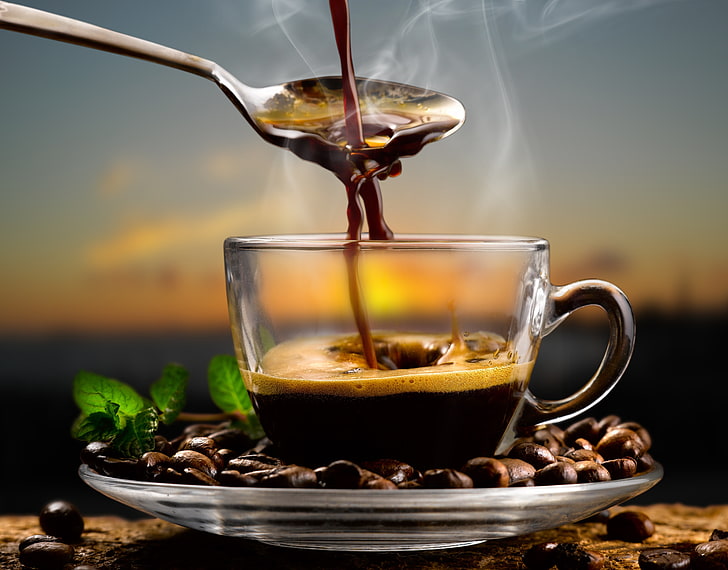 filiżanka do kawy z przezroczystego szkła, kawa, łyżka, ziarna kawy, aromat, liście mięty, Tapety HD