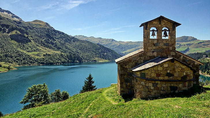 gray house near lake and green mountains during daytime, Chapelle, gray house, lake, green mountains, daytime, Lac de Roselend, Beaufort, sur, Doron, Savoie, France, Landscape, church, mountain, nature, architecture, european Alps, europe, scenics, christianity, summer, HD wallpaper