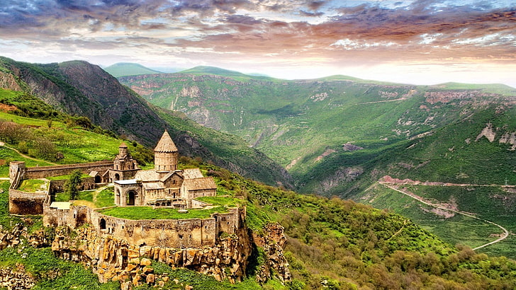 castelo na parede de pedra, natureza, paisagem, árvores, floresta, castelo, mosteiro, Armênia, montanhas, pedras, vale, colinas, nuvens, HD papel de parede