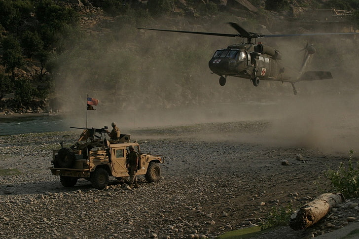 svart helikopter och beige fordon, militära helikoptrar, Sikorsky UH-60 Black Hawk, helikopter, USA, HD tapet