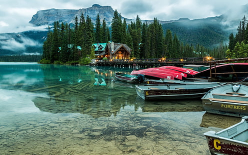стоянка лодок у деревянного дома, природа, пейзаж, озеро, отель, национальный парк Банф, лодка, каноэ, деревья, горы, туман, лес, вода, HD обои HD wallpaper