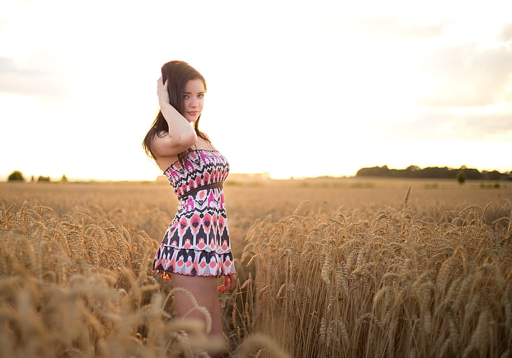 женщина в белом, розовом и черном платье с принтом в виде племени на пшеничном поле, женщины, модель, платье, руки в волосах, женщины на улице, HD обои