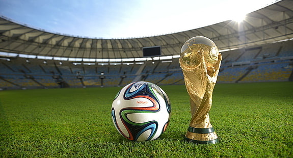 Brazuca-Ball der Weltmeisterschaft 2014 in Brasilien, Gold überzogener Ballpreis mit Fußball, Brazuca-Ball, Weltmeisterschaft 2014, Weltmeisterschaft, Weltmeisterschaft 2014, HD-Hintergrundbild HD wallpaper