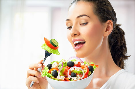 Salatteller, Mädchen, Käse, Bogen, Teller, braune Haare, Stecker, Gemüse, Tomaten, Charme, Gurken, Salat, Oliven, HD-Hintergrundbild HD wallpaper