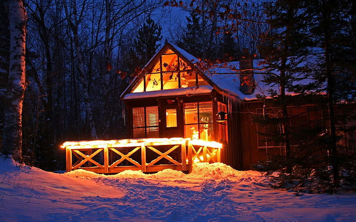 коричневый деревянный дом, домик, зима, снег, огни, лес, HD обои