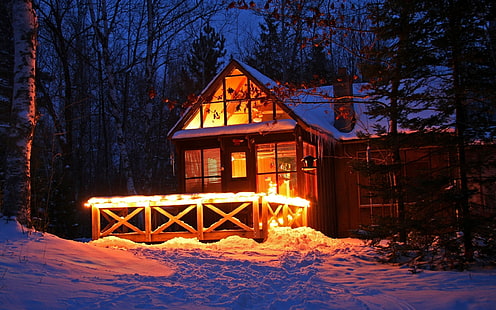 brązowy drewniany dom, dom, zima, śnieg, światła, las, Tapety HD HD wallpaper