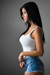 Tereza Polášková, Milan R, odkryte ramiona, białe bluzki, spodenki dżinsowe, profil, czarne włosy, proste tło, kobiety, widok z boku, portret, modelka, Czeszki, ciemne włosy, patrząc w dal, Tapety HD HD wallpaper