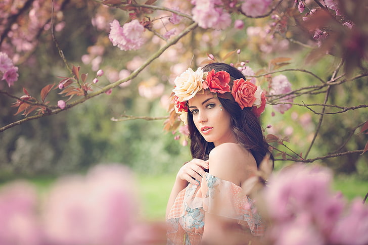 женский розовый цветочный топ с открытыми плечами, женщины, брюнетка, голубые глаза, женщины на природе, Aurela Skandaj, цветы, цветок в волосах, HD обои