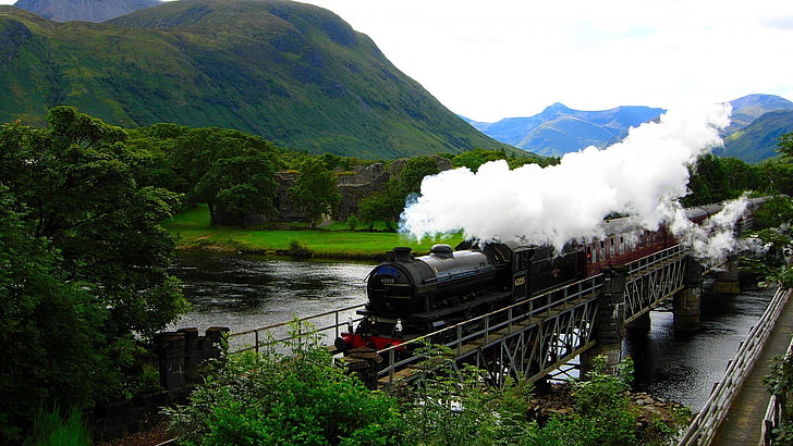 czarna parowóz pociąg, natura, krajobraz, drzewa, Szkocja, Wielka Brytania, pojazd, lokomotywa parowa, góry, las, rzeka, most, pociąg, kolej, trawa, dym, ruiny, wzgórza, Tapety HD