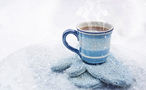 Caffè caldo, inverno, tazza in ceramica a strisce bianche e blu, stagioni, inverno, bianco, mattina, caffè, fresco, neve, muffole, calore, cottura a vapore, bevanda, bevanda, accogliente, tazza di caffè, tazza di caffè, tazza di caffè, scaldavivande, birra, Sfondo HD HD wallpaper
