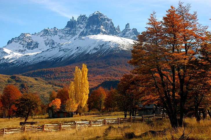 brązowe drewniane podwórko, jesień, płot, drzewa, góry, las, Chile, Patagonia, zaśnieżony szczyt, trawa, domek, żółty, pomarańczowy, natura, krajobraz, Tapety HD
