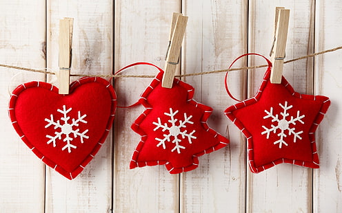 Ręcznie robione czerwone ozdoby świąteczne, czerwono-biała choinka, dekoracje wiszące w kształcie gwiazdy i serca, ozdoby świąteczne, ozdoby świąteczne, Boże Narodzenie 2015, Tapety HD HD wallpaper