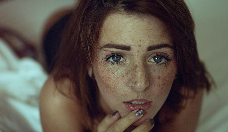 freckeles เดี่ยวตาสีฟ้าผู้หญิงใบหน้าสีน้ำตาล, วอลล์เปเปอร์ HD