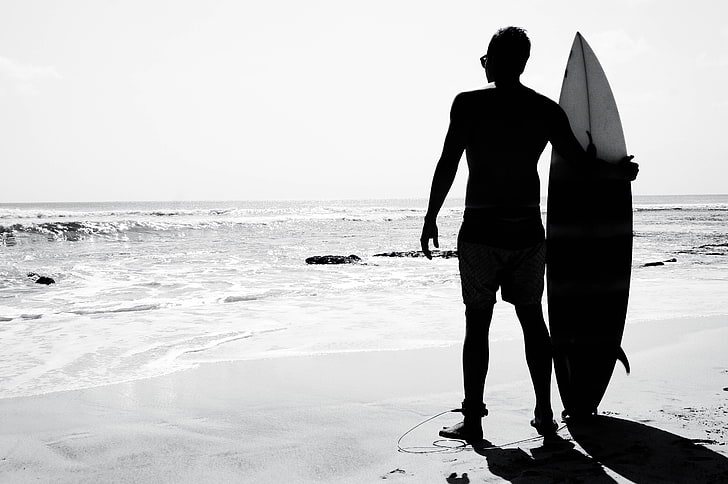 fotografia w skali szarości przedstawiająca mężczyznę trzymającego deskę surfingową, plaża, słońce, ocean, sport, uroda, surfer, surfing, surfowanie, Indonezja, Bali, Tapety HD