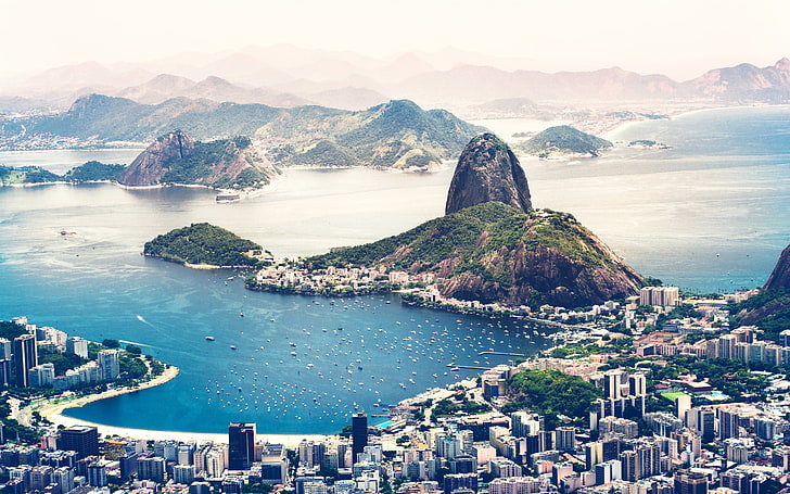 水と白い高層ビル、昼間の山の風景写真、都市景観、風景、リオデジャネイロ、ブラジル、 HDデスクトップの壁紙