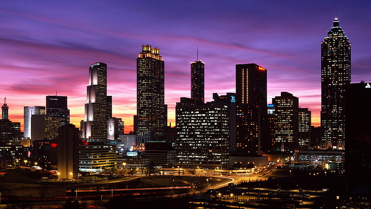 Horizonte urbano da cidade durante a hora de ouro, cidade, Atlanta, paisagem urbana, luzes da cidade, crepúsculo, céu roxo, HD papel de parede