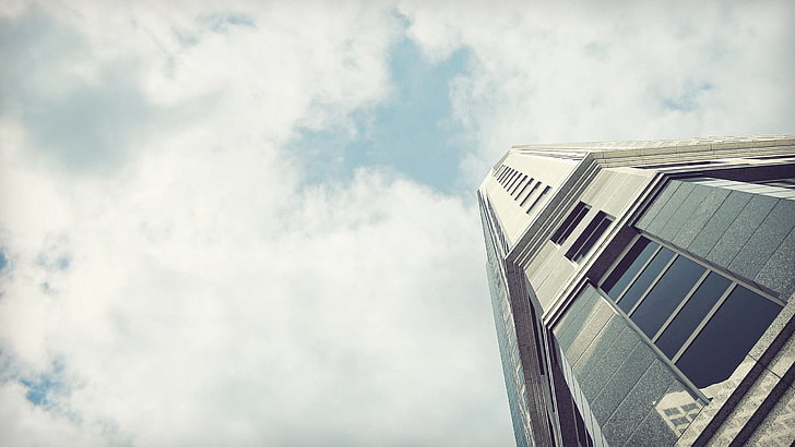 grauer Beton Hochhaus, Stadt, Wolkenkratzer, Gebäude, Himmel, Wolken, HD-Hintergrundbild